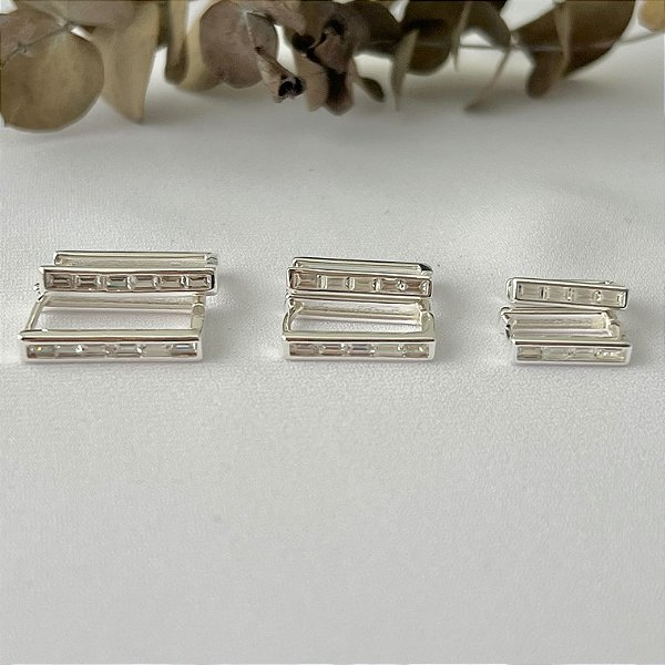 Trio de argolas quadradas cravejadas em banho de prata silver