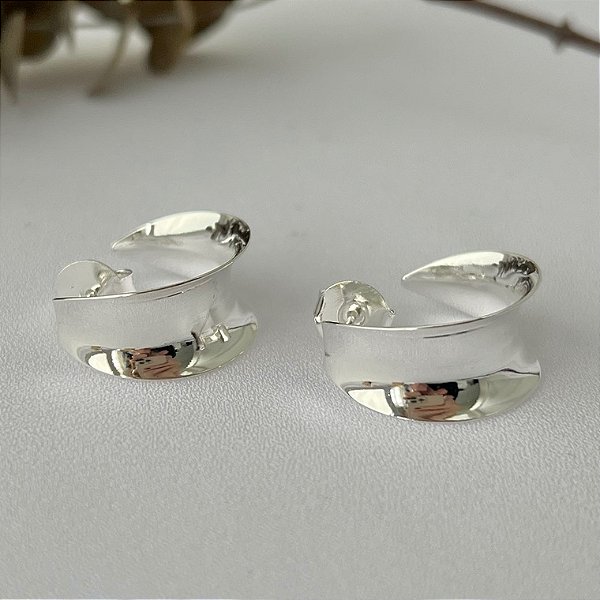 Argola meia lua lisa em banho de prata silver