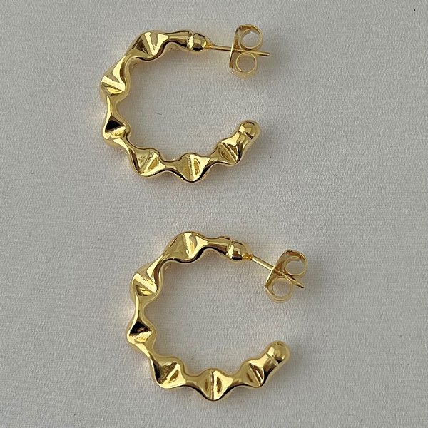 Argola meia lua ondulada G em banho de ouro 18k