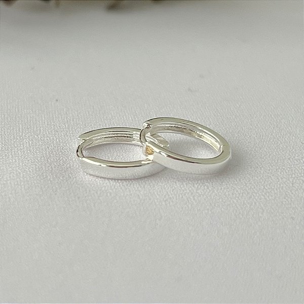 Argola lisa média tradicional em banho de prata silver