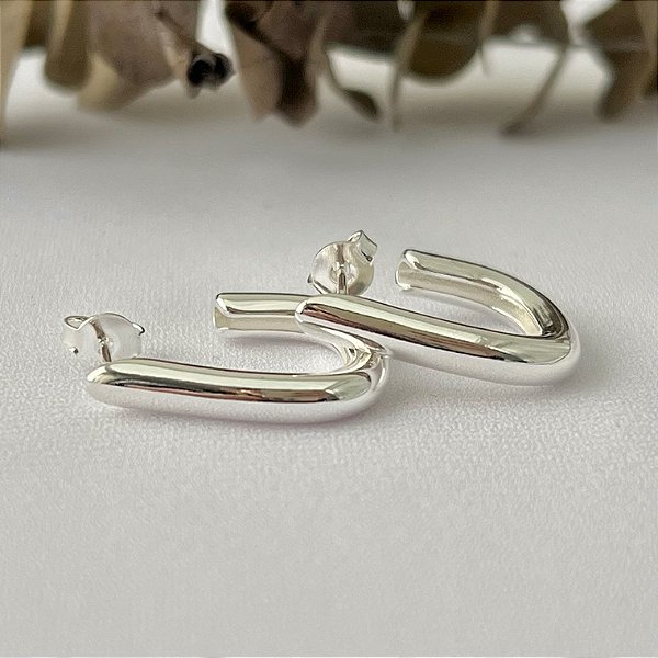 Argola modelo anzol médio em banho de prata silver