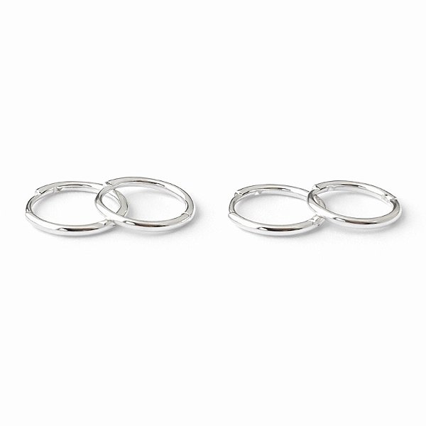 Dupla de argolas lisa tradicional em banho de prata silver