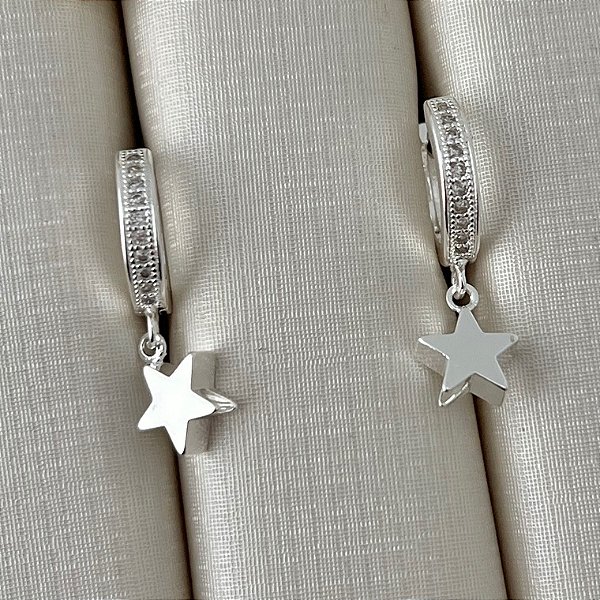 Argola cravejada com pingente estrela em banho de prata silver