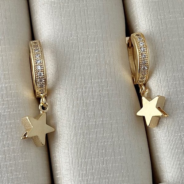 Argola cravejada com pingente estrela em banho de ouro 18k