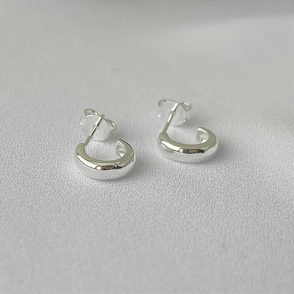 Argola meia lua lisa P em banho de prata silver