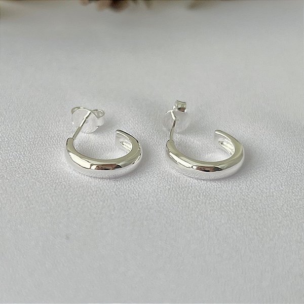 Argola meia lua lisa G em banho de prata silver