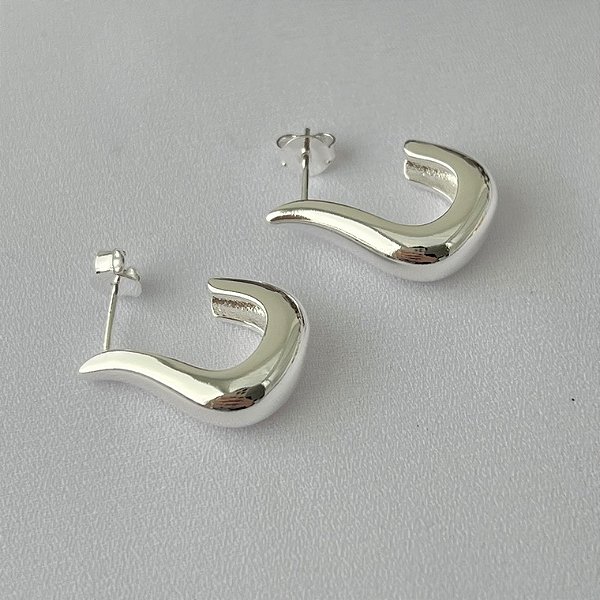 Argola formato anzol pequeno em banho de prata silver