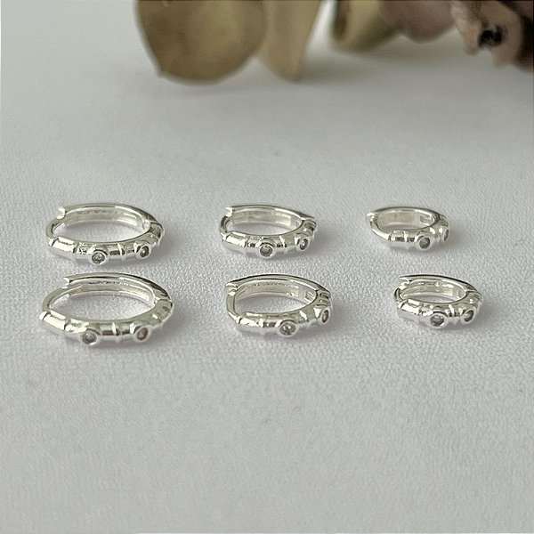Trio de argolas tipo bambu com pontos de luz em banho de prata silver