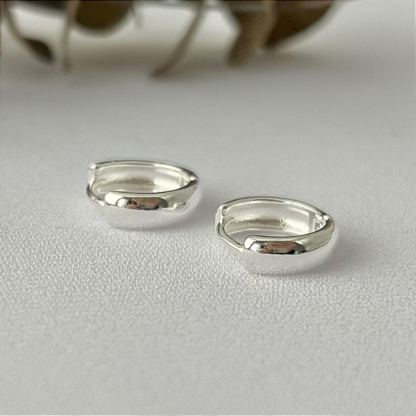 Argola lisa abaloada P em banho de prata silver