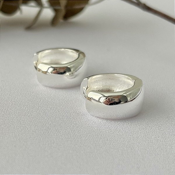 Argola lisa abaloada G em banho de prata silver