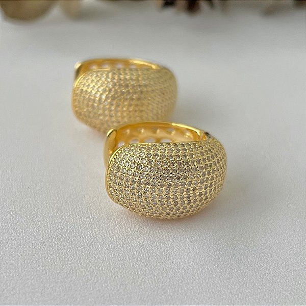 Argola cravejada abaloada G em banho de ouro 18k