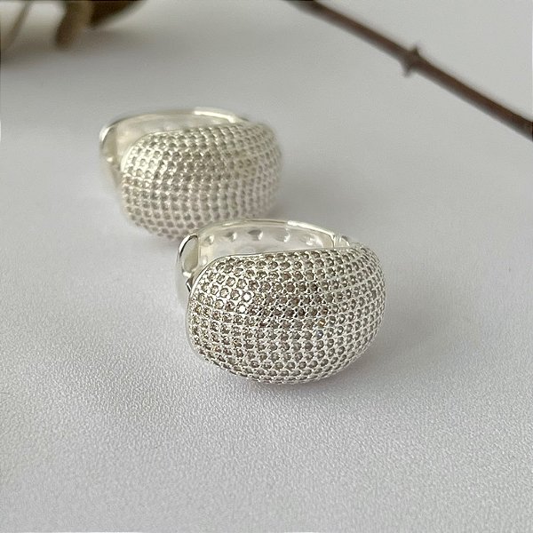 Argola cravejada abaloada G em banho de prata silver