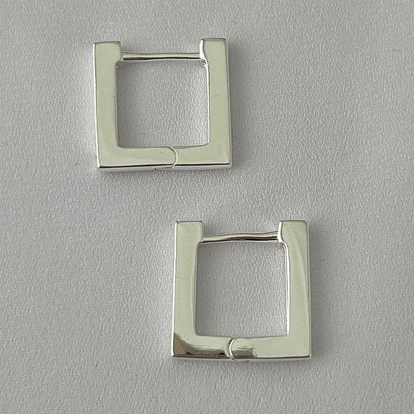 Argola lisa quadrada em banho de prata silver