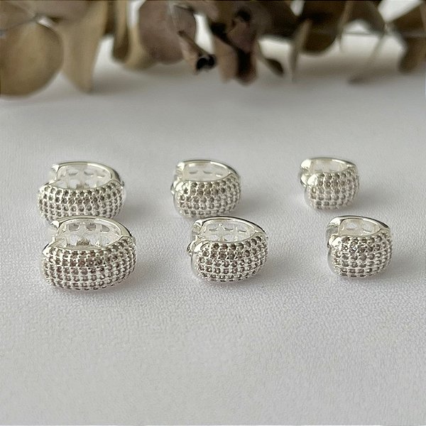 Trio de argolas cravejadas abaloadas em banho de prata silver