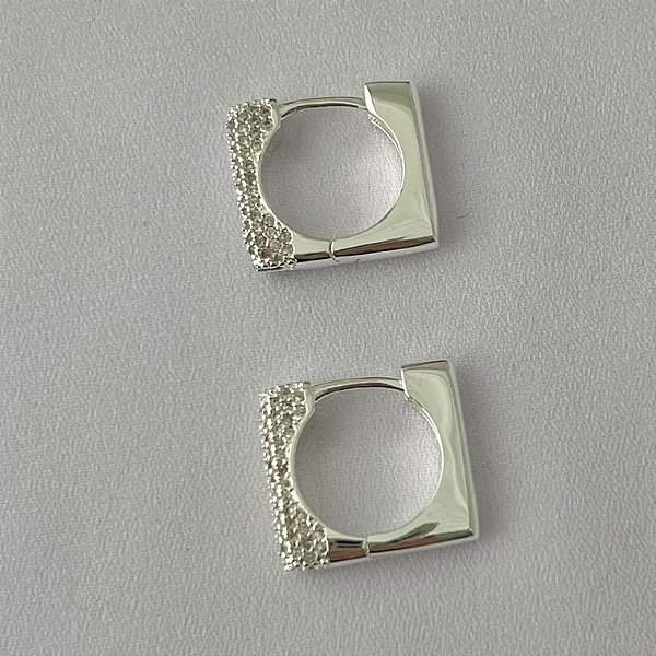 Argola quadrada meio lisa meio cravejada M em banho de prata silver