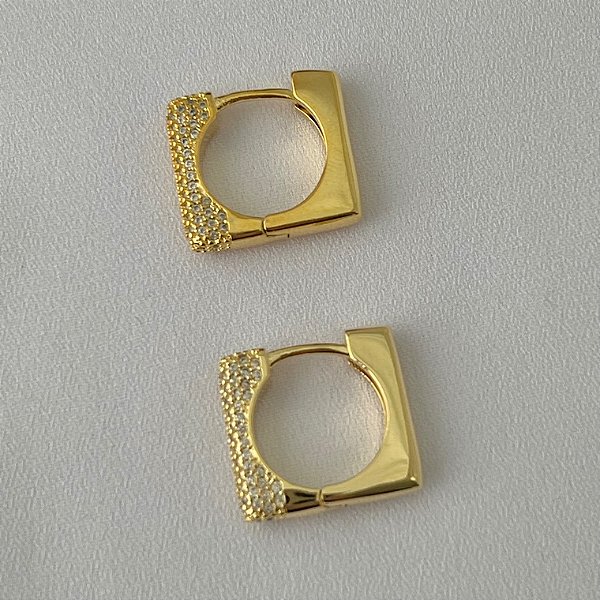 Argola quadrada meio lisa meio cravejada M em banho de ouro 18k