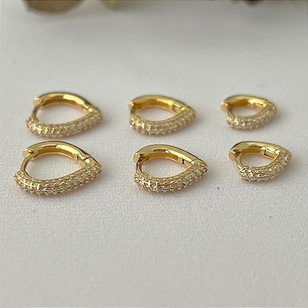 Trio de argolas formato gota invertida cravejada em banho de ouro 18k