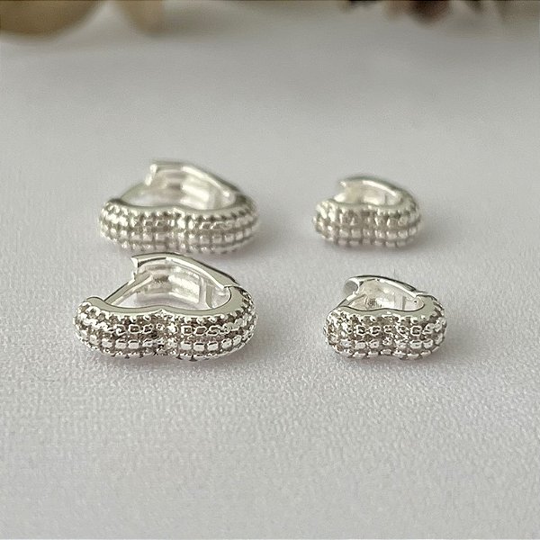 Dupla de argolas corações cravejados robusta em banho de prata silver