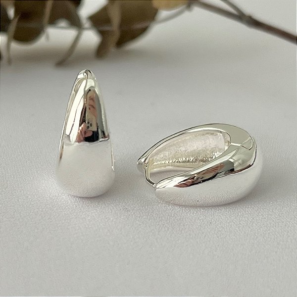 Argola lisa formato gota G em banho de prata silver