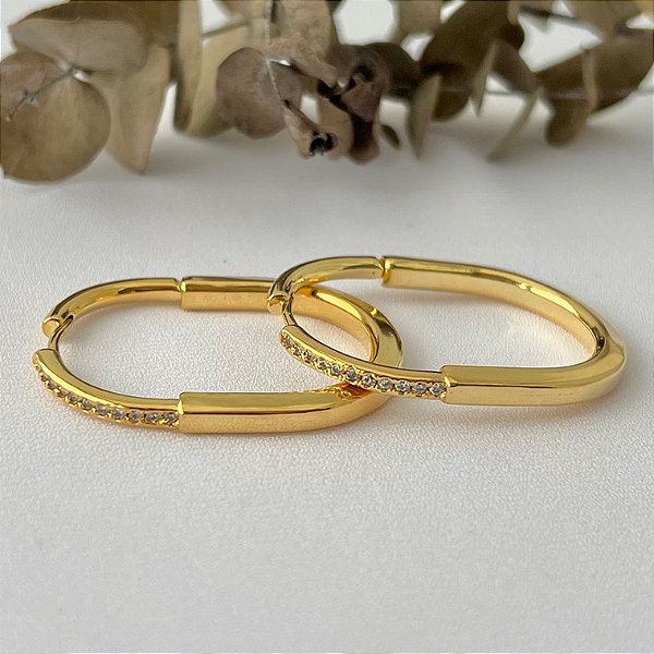 Argola inspiração tifanny meia lisa meia cravejada grande em banho de ouro 18k