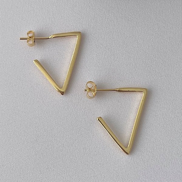 Argola formato triangulo G em banho de ouro 18k