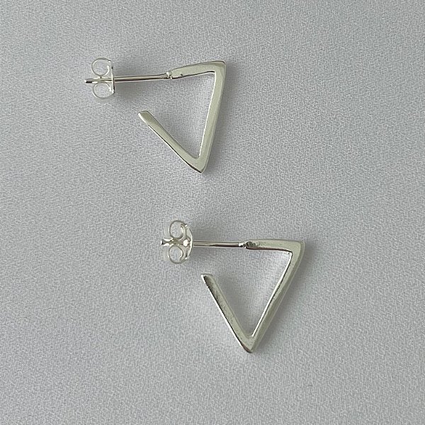 Argola formato triangulo M em banho de prata silver