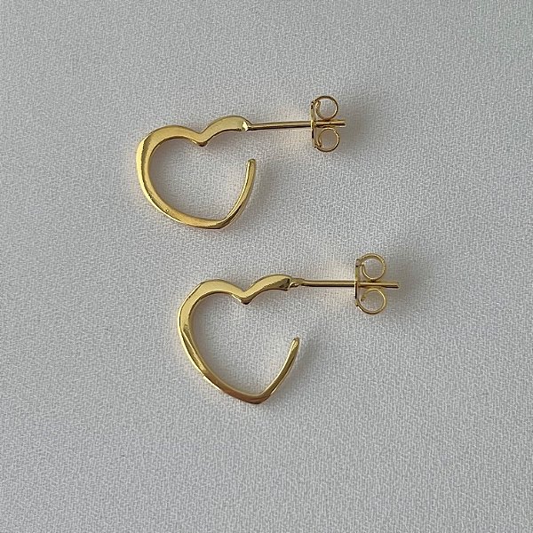 Argola formato coração em banho de ouro 18k