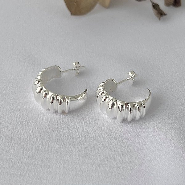 Argola texturizada grossa em banho de prata silver