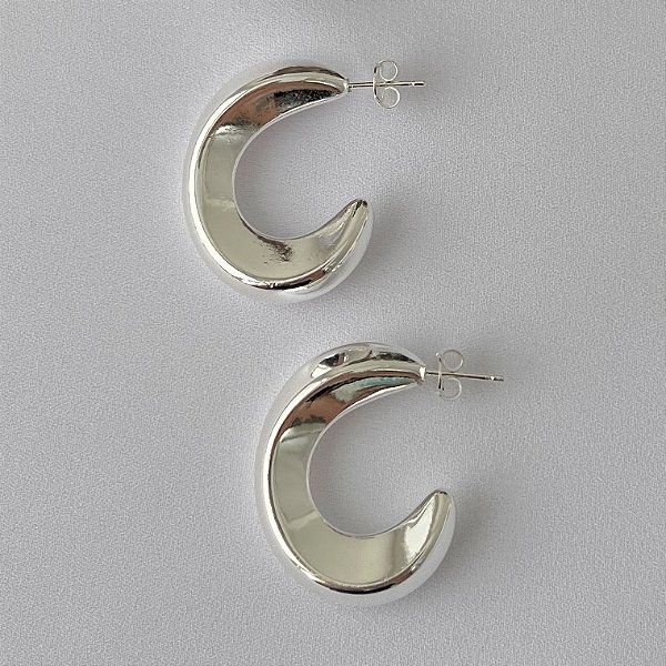 Argola formato C grossa em banho de prata silver