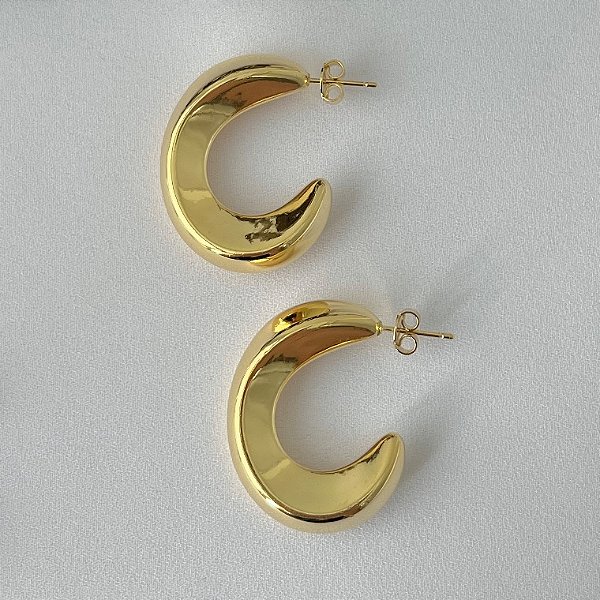 Argola formato C grossa em banho de ouro 18k