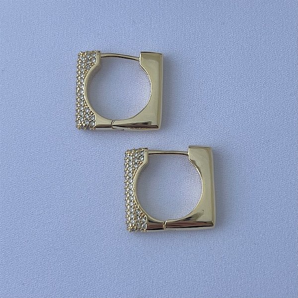 Argola quadrada meio lisa meio cravejada G em banho de ouro 18k