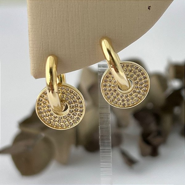 Argola lisa tradicional com pingente circulo cravejado em banho de ouro 18k