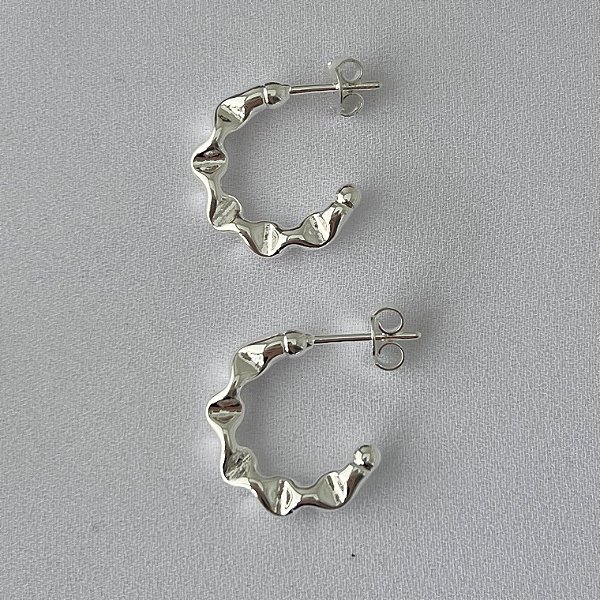 Argola meia lua ondulada M em banho de prata silver