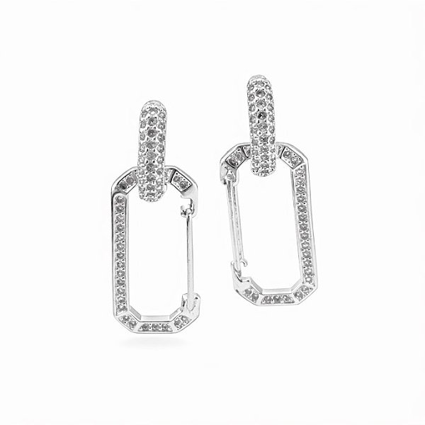 Argola cravejada com pingente retangular em banho de prata silver
