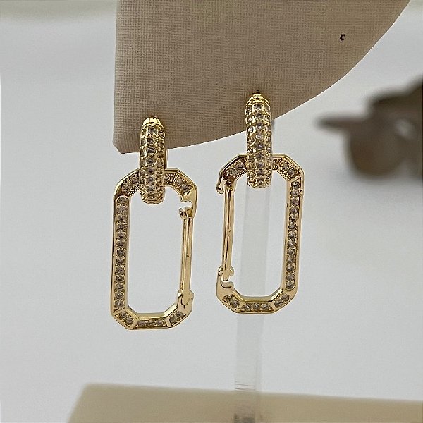 Argola cravejada com pingente retangular em banho de ouro 18k