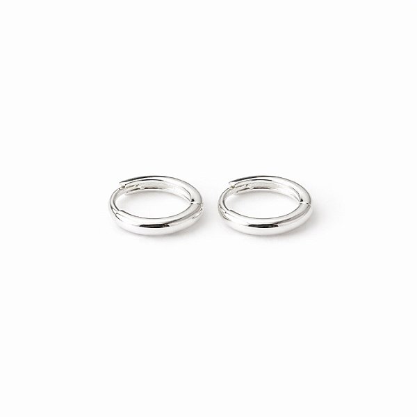 Brinco argola lisa tradicional em banho de prata silver