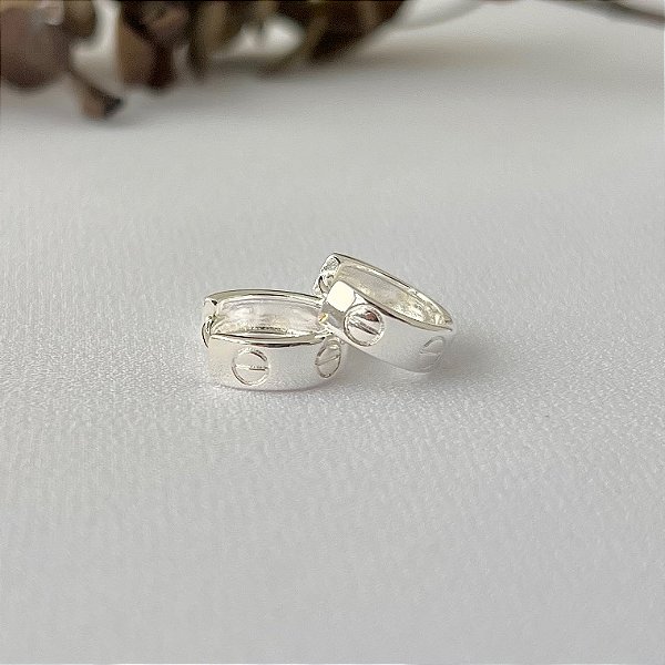Brinco argola inspiração cartier M em banho de prata silver