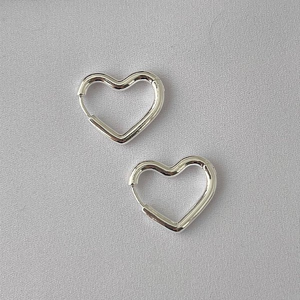Brinco argola coração em banho de prata silver
