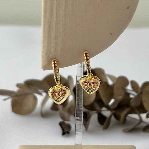 Argola dois corações pendurados cravejado colorido e liso em banho de ouro 18k