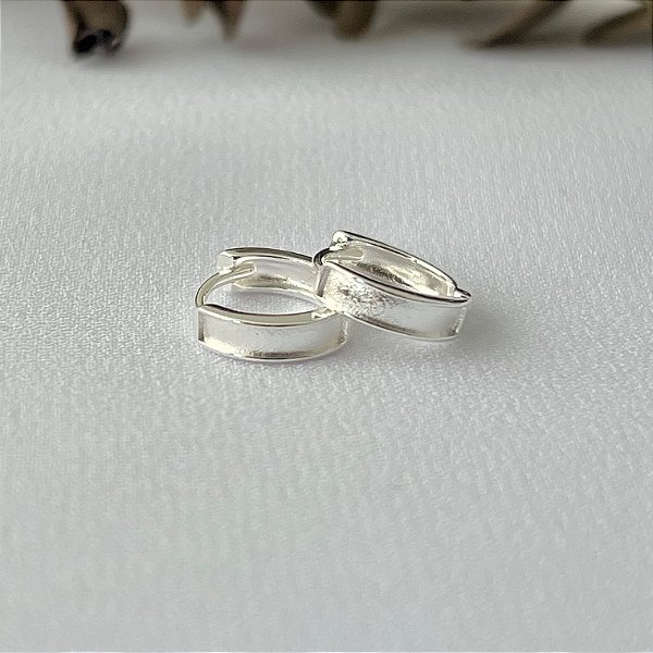 Argola lisa meio vazado em banho de prata silver