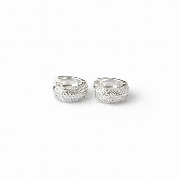 Argola texturizada M em banho de prata silver