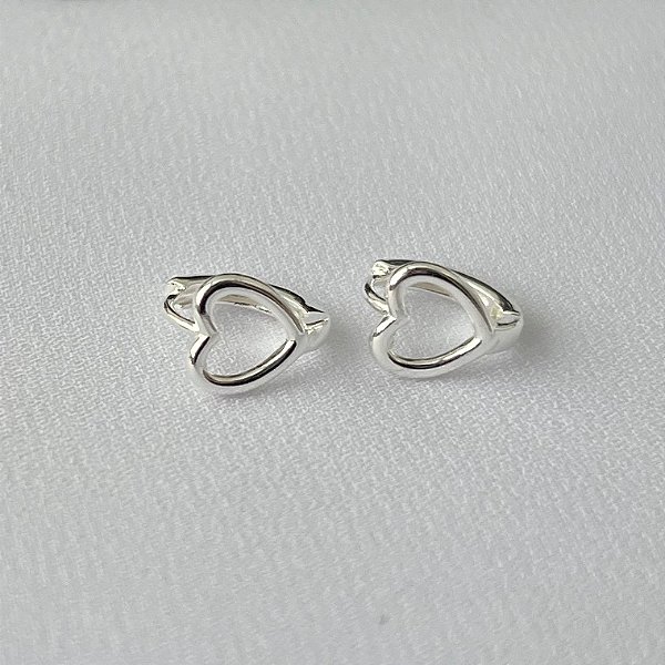 Argola coração vazado meio em banho de prata silver