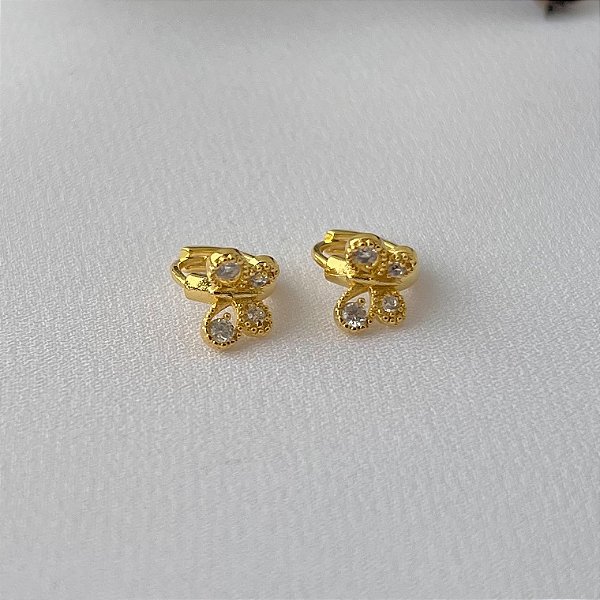 Argola borboleta cravejada em banho de ouro 18k