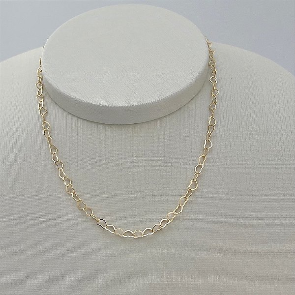 Corrente de corações vazados em banho de ouro 18k