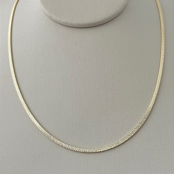 Corrente fita laminada texturizada em banho de ouro 18k
