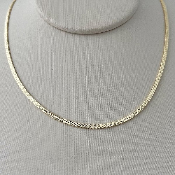 Corrente fita texturizada em banho de ouro 18k