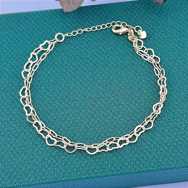 Pulseira dupla de elos cartier e elos de coração vazado em banho de ouro 18k