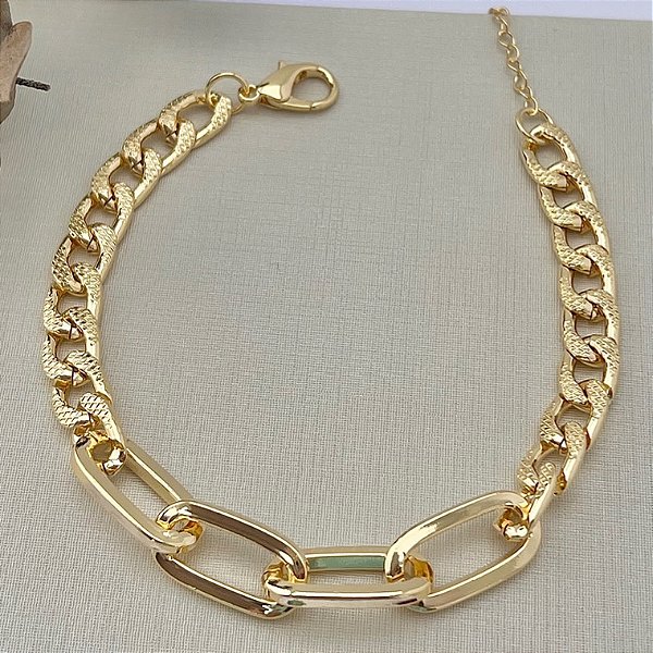 Pulseira retangular com elos fígaro texturizado em banho de ouro 18k