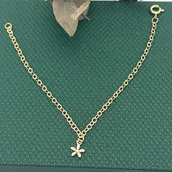 Pulseira infantil com flor cravejada em banho de ouro 18k