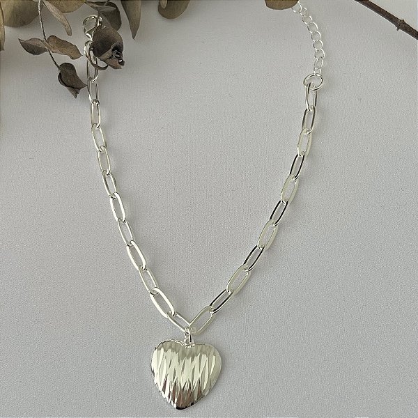 Pulseira com pingente coração grande texturizado em banho de prata silver